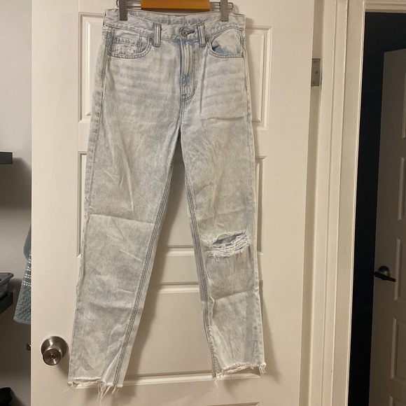 American Eagle Light Wash Straight Leg Mom Jeans! Size 6 US - Picture 2 of 3